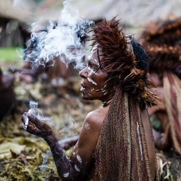 Fumeuse Dani, Papouasie Occidentale © Etienne Pierart